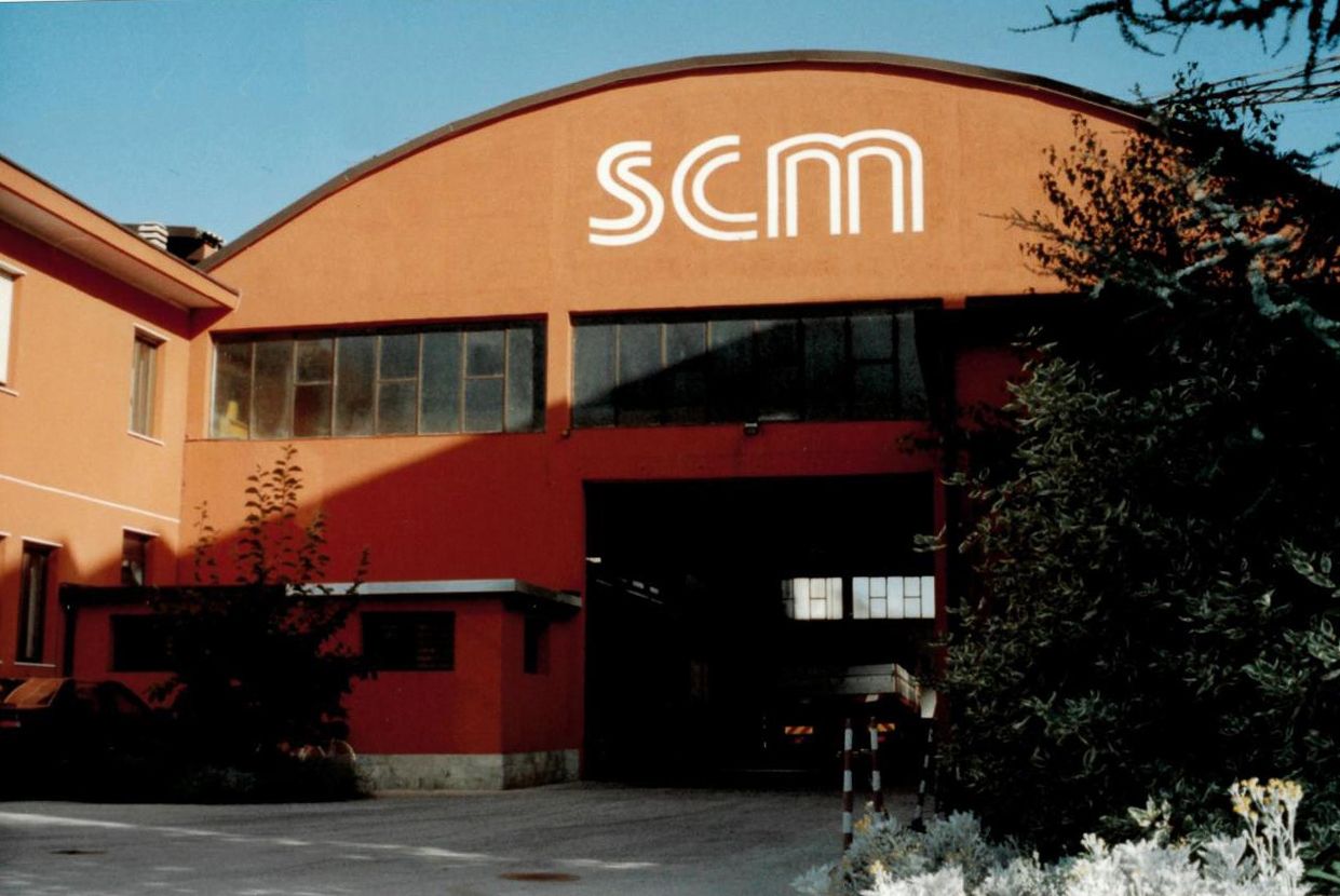 La storica sede SCM con l’insegna sulla facciata rossa